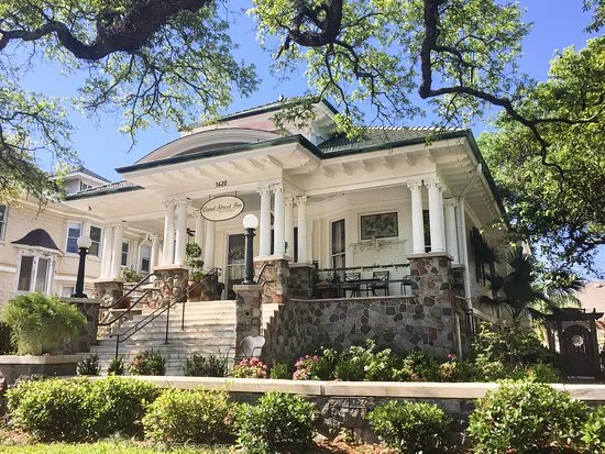 New Orleans wedding venue, French Quarter Wedding Venue, Wedding venue, Esplanade, elope, New Orleans elopement, honeymoon, bride, groom, couple, all inclusive wedding venue, wedding venue hotel, wedd